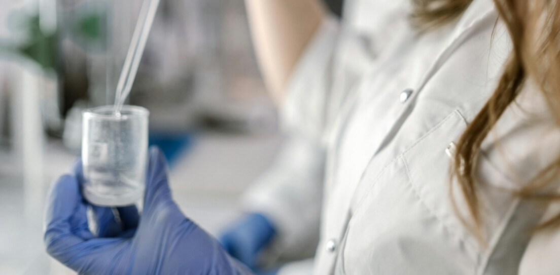 detalle-de-farmaceutico-elaborando-una-formula-magistral