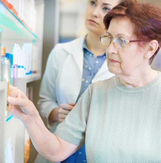 farmaceutica-ayudando-a-senora