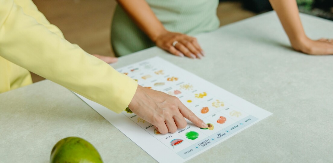 nutricionista-asesorando-a-cliente